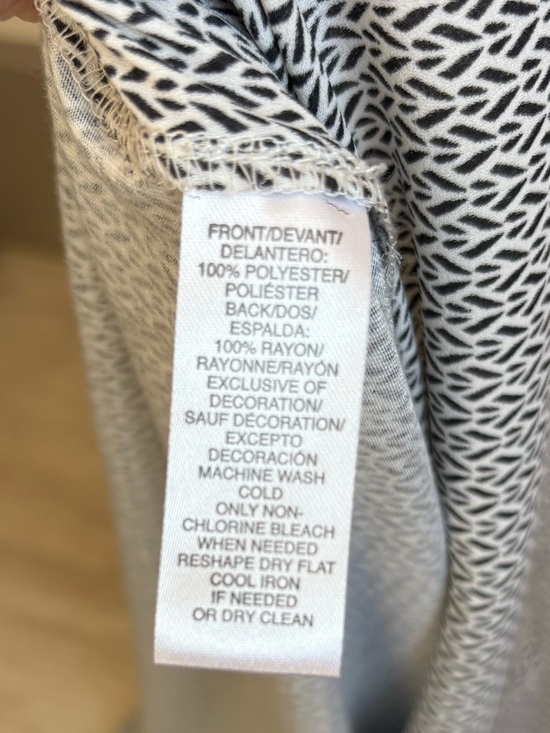 LOFT Black & White Sleeveless V-Neck Printed Blouse - Picture 5 of 5